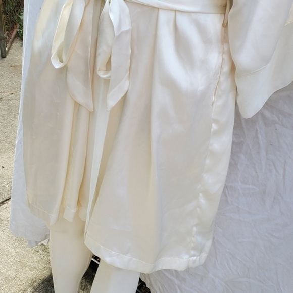 Etienne Vintage Ivory Satin Floral‎ Robe One size - Picture 4 of 12
